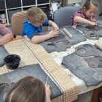 dzieci lepią z gliny
