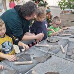 dzieci lepią z gliny