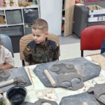 dzieci lepią z gliny