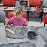 dzieci lepią z gliny