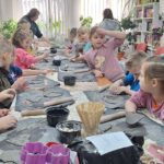 dzieci lepią z gliny