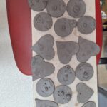 dzieci lepią z gliny