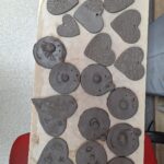 dzieci lepią z gliny