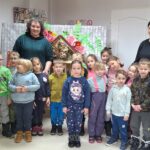 dzieci lepią z gliny