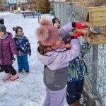 dzieci dokarmiają ptaki