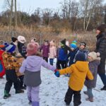 Zabawy na śniegu na placu przedszkolnym