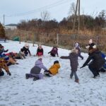 Zabawy na śniegu na placu przedszkolnym