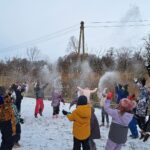 Zabawy na śniegu na placu przedszkolnym