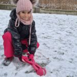 Zabawy na śniegu na placu przedszkolnym