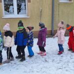 Zabawy na śniegu na placu przedszkolnym