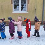 Zabawy na śniegu na placu przedszkolnym