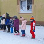 Zabawy na śniegu na placu przedszkolnym