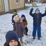 Zabawy na śniegu na placu przedszkolnym