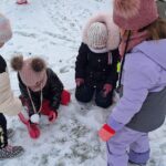 Zabawy na śniegu na placu przedszkolnym