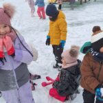 Zabawy na śniegu na placu przedszkolnym