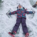 Zabawy na śniegu na placu przedszkolnym