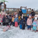 Zabawy na śniegu na placu przedszkolnym