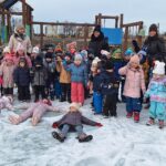 Zabawy na śniegu na placu przedszkolnym