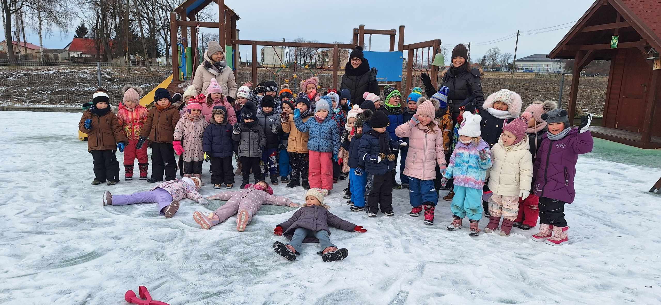 Zabawy na śniegu na placu przedszkolnym