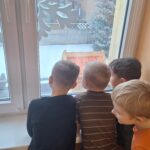 Chłopcy obserwują gołębia