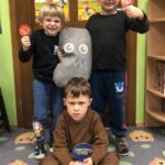 Chłopcy przedstawiają złość