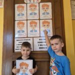 Chłopcy wskazują emocje