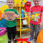 Chłopcy z oddziału Krasnoludki prezentują sposub na wytuptanie złości