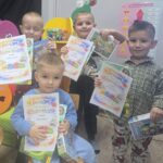 Chłopcy z oddziału Krasnoludki z dyplomami i nagrodami za udział w konkursie plastyczny