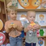 Chłopcy z oddziału Żuczki rozładowuja emocje przy użyciu zabawki edukacyjnej