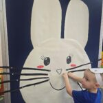 Chlopiec-doczepia-wasy-krolikowi