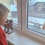 Chłopiec obserwuje gołębia