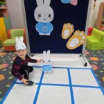 Chlopiec-porusza-kroliczkiem