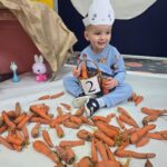 Chlopiec-zbiera-marchewki-do-koszyczka