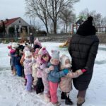 Zabawy na śniegu na placu przedszkolnym