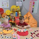 Dzieci młodsze z oddziału Krasnoludki układają wg wzoru emocje