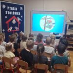 Dzieci oglądają film edukacyjny