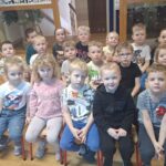 Dzieci oglądają film edukacyjny o ptakach zimą