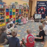 Dzieci podczas zajęć edukacyjnych