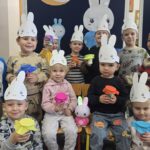 Dzieci-prezentuja-swoje-instrumenty-muzyczne