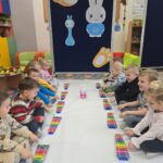 Dzieci-ucza-sie-grac-na-dzwonkach