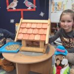 Dzieci wsypują karmę dla ptaków