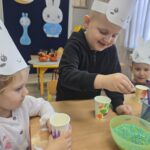 Dzieci-wykonuja-swoje-instrumenty