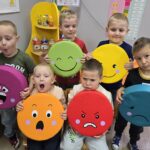 Dzieci z Oddziału Krasnoludki z poduszkami emocji