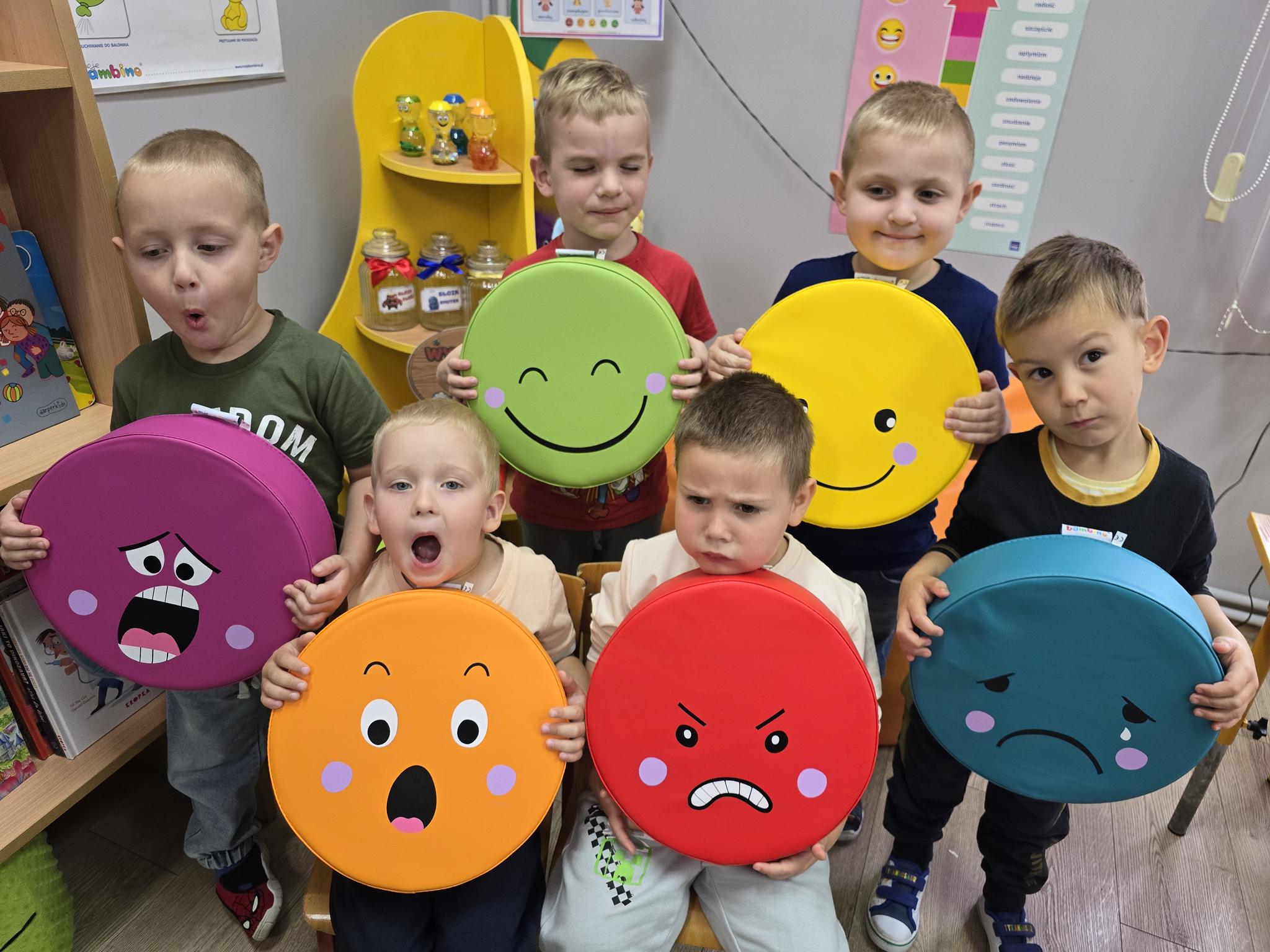 Dzieci z Oddziału Krasnoludki z poduszkami emocji