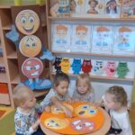 Dzieci z oddziału Żuczki grają w grę o emocjach