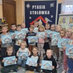 Dzieci z pracami plastycznymi- karmnik