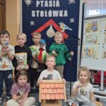 Dzieci z przysmakami dla ptaków