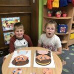 Dzieci zmieniają twarze sylwetom