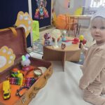 Dziewczynka-chowa-dzwieki-do-walizki