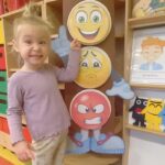 Dziewczynka z oddziału Żuczki naśladuje emocje radości